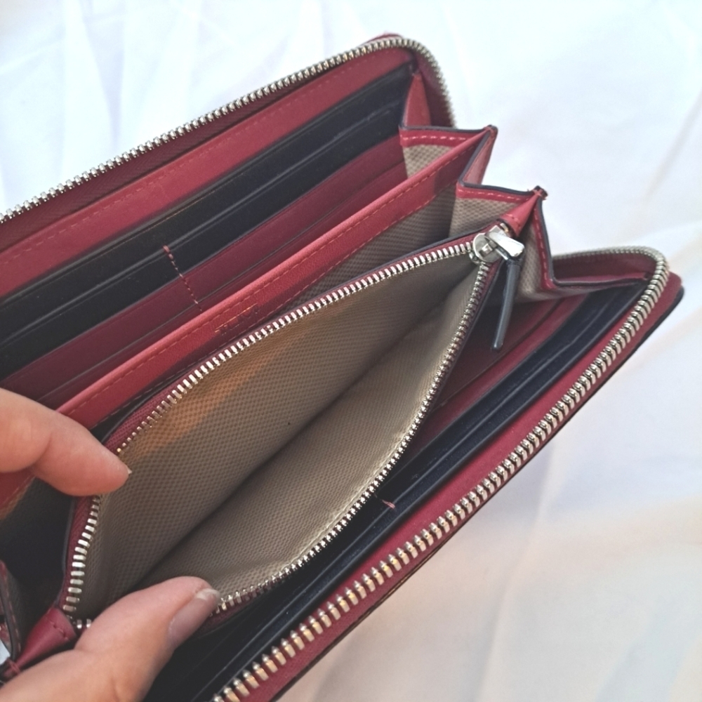 Tumi | Red leather ladies Wallet and black trim - Picture 13 of 14
